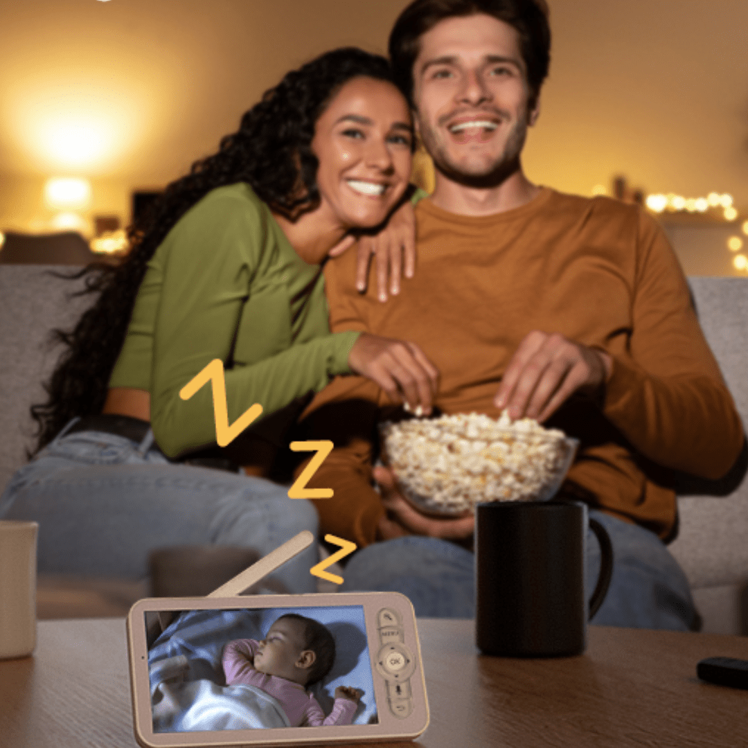 babyphone camera parents regardent television tranquilles