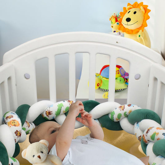 bebe joue calmement tour de lit tresse protecteur 