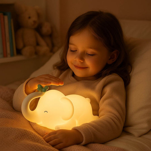 fille caresse veilleuse enfant eleon
